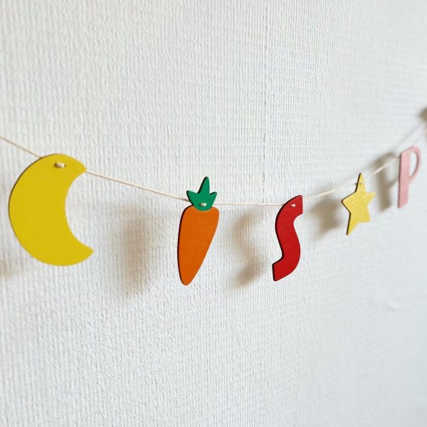 sinterklaas slinger met 9 houten figuurtjes; een mijter, maan, wortel, letter S, ster, letter P, mandarijn, maan en cadeau