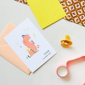 Uniek alfabet geboortekaartje, gepersonaliseerd met de eerste letter van de naam van de baby, versierd met bijpassende illustraties van dieren, fruit, voertuigen en andere voorwerpen.