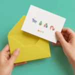 letterplank wenskaart met de B van bad, A van avocado, B van blokken en Y van yoga