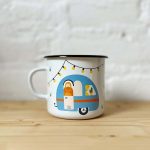 emaille camping mok met een illustratie van een blauwe caravan met een orang-oetan