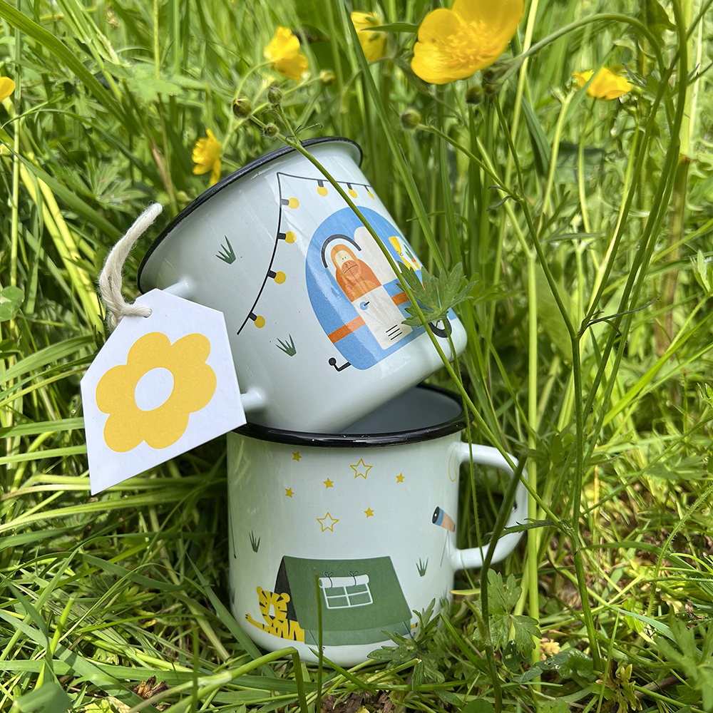 emaille camping mok met een illustratie van een blauwe caravan met een orang-oetan