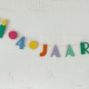 Houten verjaardag slinger met verschillende feest figuren, cijfers 0 t/m 9 en de letters jaar tegen een witte achtergrond