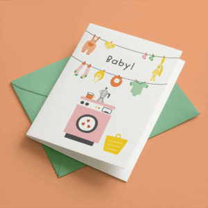 Wenskaart baby, was en koffie. Een wasmachine met daarbovenop een kannetje koffie en waslijnen met babykleren