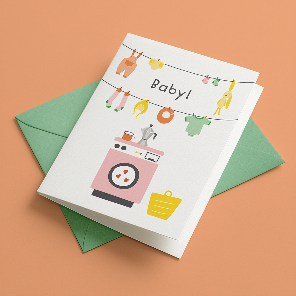 Wenskaart baby, was en koffie. Een wasmachine met daarbovenop een kannetje koffie en waslijnen met babykleren