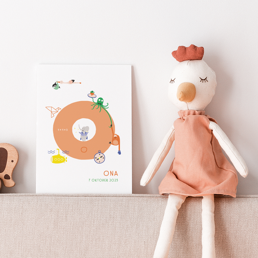 Geboortekaartje alfabet letter O van Ona - gepersonaliseerd met de eerste letter van de naam van de baby, versierd met bijpassende illustraties van dieren, fruit, voertuigen en andere voorwerpen.